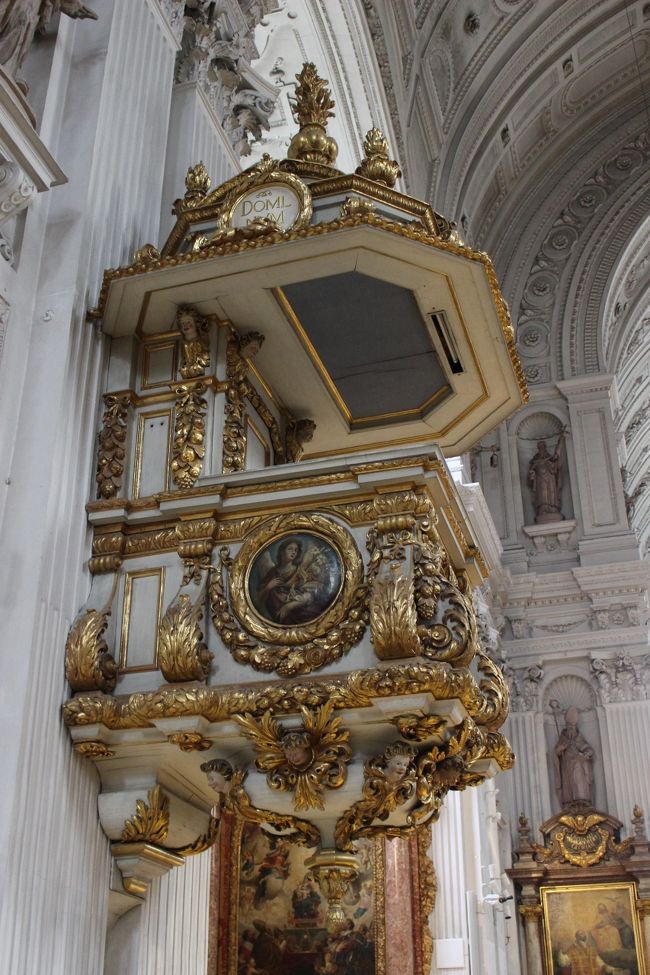 説教壇がまたゴージャス！