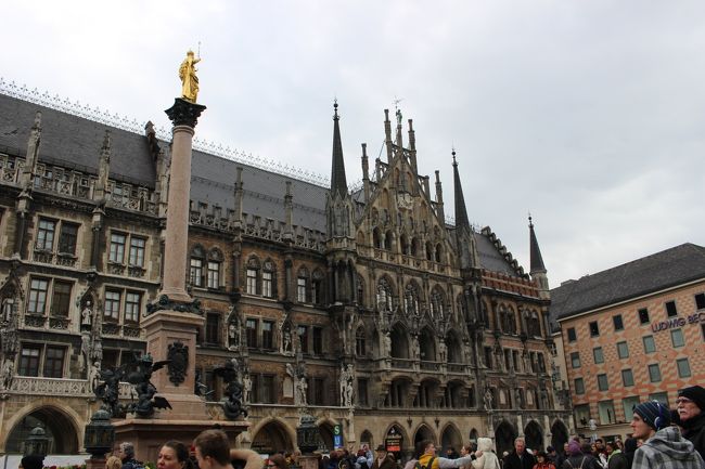 ファサードの彫刻も見事です。