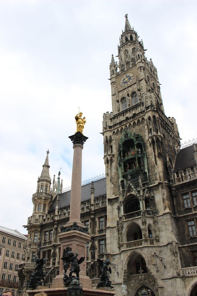 新市庁舎と記念塔。<br /><br />この記念塔はマクシミリアン1世が建てたそうです。