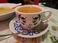 ホテル近くの翠華レストラン（ファミレス）
かわいいカップでミルクティー。
コーヒーとミルクティーをミックスしたインヨン茶もお勧めです。