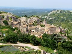 　レ・ボー　Les Beax de Provence　プロヴァンス地方

　53位です・・・丘の頂上に、廃墟の城跡のある「奇観」の村です、プロヴァンス地方では、人気のある「観光村」・・・中世にこの地方を支配した「レ・ボー侯爵」の拠点だったとか・・・お城が廃墟に成ったのは、宗教戦争の時代に、城が「プロテスタント」の拠点となったため、宰相の「リシュリュー」によって破壊されたとか・・・因みに「レ・ボー家」の紋章は「ベツレヘムの星」で、これは、「レ・ボー家」が、かの東方三博士の一人「バルタザール」の末梢を自認していたからなのだとか(Wikiによる)・・・勿論、「嘘」ですね・・・大体「東方三博士」の話自体、作り話なのですから・・・

　旅行記はこちら→ http://4travel.jp/travelogue/11075234