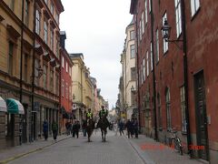 ドイツ教会に向かう途中お巡りさんに...
又、馬です

蹄がここちいい...

