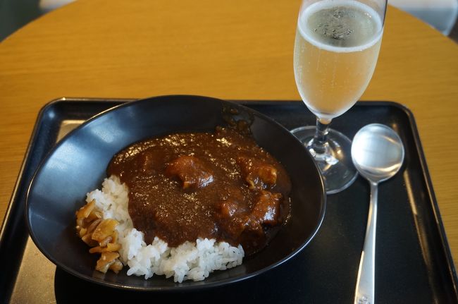 しかし、食べ物はおつまみ程度。<br />でも、これ有名はJALのカレーがあり、ラウンジ中に良い匂いがしていました。