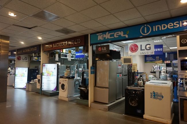 入国審査はそこそこの混雑。<br />家族やカップル毎に審査しますが、会話は一切なし。<br />感じもあんまり良くないです。<br />日本でネットで取得したビザには一瞥もくれず。<br /><br />審査を抜けると何故か電気屋街。<br />この通りは入国時も出国時も共通のエリアです（入国も出国も同じフロア）。