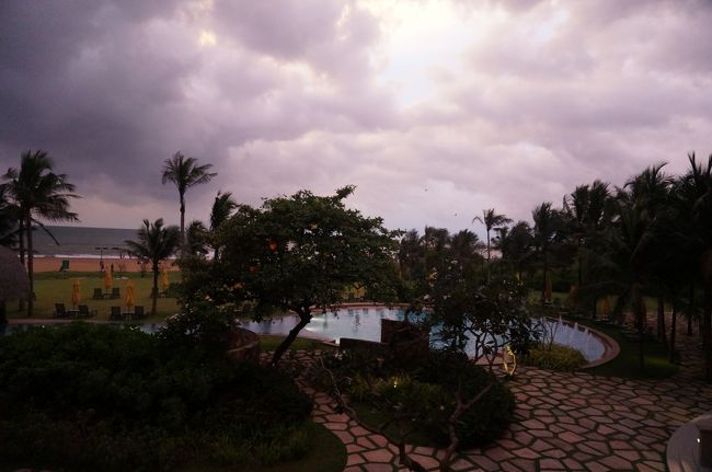 スリランカ航空は予定よりも30分ほど早く到着したので、チェックインは18時ころ。<br />雲が多くてサンセットは見られませんでした。<br />ホテルのプールではまだ子供たちが遊んでいます。