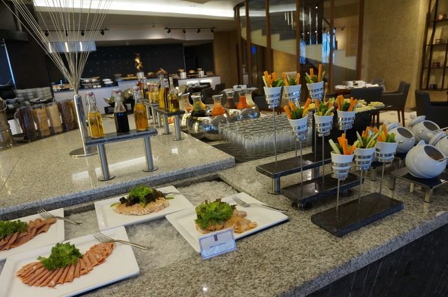 こちらのホテルの朝食ビュッフェ。<br />とても品数も多く美味しそう。<br />ハムと野菜スティックのデコレーションもおしゃれ。