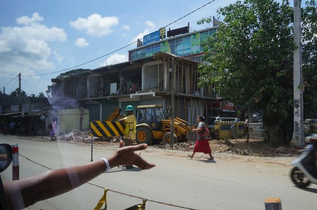 20分ほど停車したのち、ようやく車の列が動き始めました。<br />道路工事の警備員に横入りの車を通すんじゃないよ、とMr Lucky怒って怒鳴っています。