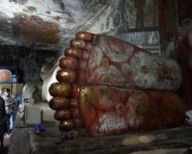 足の裏は赤く花模様が描かれています。<br />この涅槃仏は足の指がずれていて入滅後とのこと。