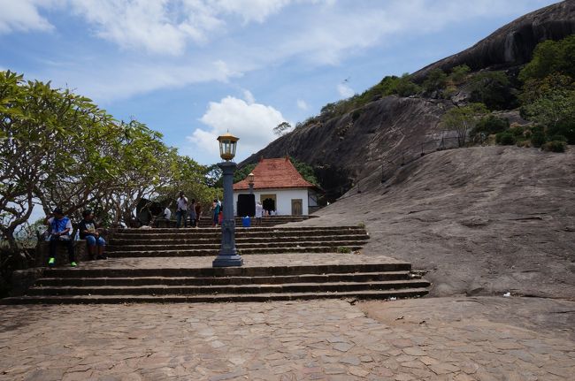 何とか入り口に到着。<br />寺院は靴を脱いで入場なので、ここで靴を脱いで靴下を履きました。<br />靴は自分で持って入ろうとしましたが、靴預り所のおっさんに預けて入れと言われたので仕方なく預けて入りました（預けると手数料がかかるのですが細かいルピーをあまり持っていなかった）。