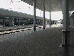 タシケント駅（昼食のＲの隣にありました。）