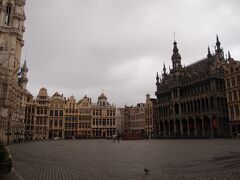 2日目の朝。
前日に買ったワッフルと紅茶で簡単な朝食をとったあと、グランプラスにお散歩です。