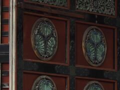 朱塗りの扉には徳川家の家紋、葵の紋が。
小さいながらも全体的に豪華な彫刻が施されています。

でも、美しい彫刻も徳川家への忠誠を示す意図で作られたのかと思うと
複雑な気持ちにもなってきます。