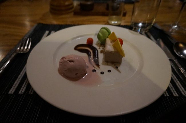 デザートはストロベリーアイスクリーム。