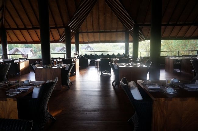 翌朝ですがラッキーさんとはエントランスで7時半の待ち合わせ。<br />シギリアロックに登るのです。<br />シギリアロックは朝のほうが空いているし、暑くないし、スズメバチの心配もないとのこと。<br />朝食は7時からと聞いていたのですが、6時半でも大丈夫か昨夜のディナーで聞いたらノープロブレムとのことだったので6時半に行きました。<br />昨夜は満席だったレストランも一番乗り。<br />そうは言っても、私たちの後すぐに何組も入ってきたので6時半オープンだったのかもしれません。