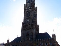 広場に面して建つ、こちらの鐘楼にのぼります。

なぜか「ブルージュの鐘楼」にスポット登録ができなかったので「ベルギーとフランスの鐘楼群」で登録しておきます。
世界遺産なったんですよね。