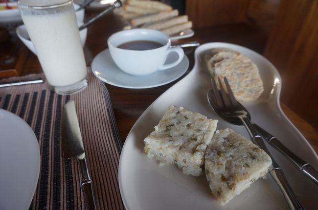 バナナスムージーと紅茶。<br />ロティとキリバット。<br />ココナッツミルクはあまり得意ではなかったけれど、どちらもカレーに合って美味しかったです。