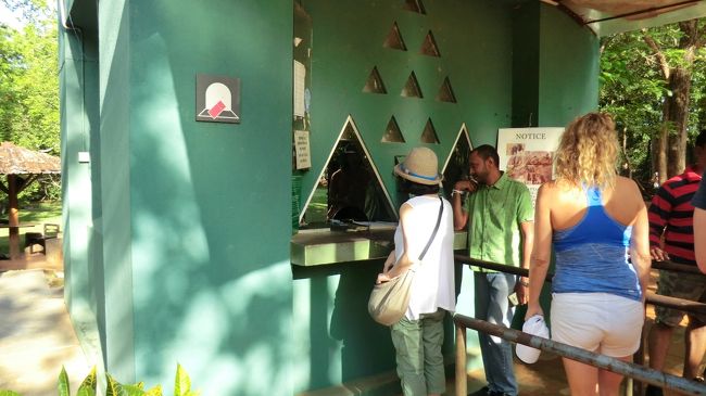 ホテルからシギリヤロックまで車で20分くらいでした。<br />シギリヤロックのチケット売り場。<br />私と隣がラッキーさん。