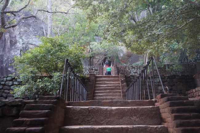 いよいよ階段が出現。<br />ラッキーさんには、ガイドをするとか手伝いますとか話しかけてくる人がいっぱいいるけれど相手にしないようにと言われましたが、朝早かったせいかほとんどいませんでした。