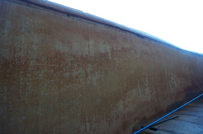 らせん階段を降りてきてミラーウォール。