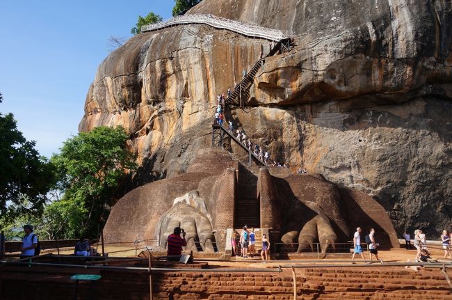 しばらく傾斜の緩い階段をゆき、ライオンの入口に到着。