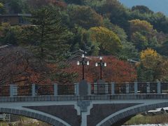 浅野川大橋。山が秋色に染まり始めています^ ^