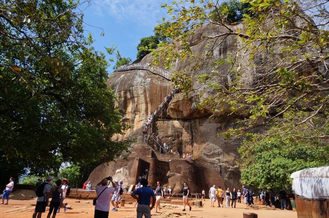 頂上に５分位とどまったのち、再度下山にチャレンジ。<br />みんなシーっといいながら降りていきます。<br />そのシーっていうのがうるさい様な。<br />何とかライオンの入口までおりてきました。<br />行きに比べると観光客が増えていますね。