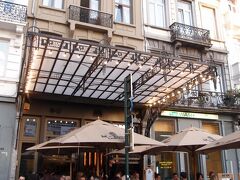 グランプラスから10分ほど歩いてやってきたのはこちら。
ムーデル・ランビックというビアカフェです。