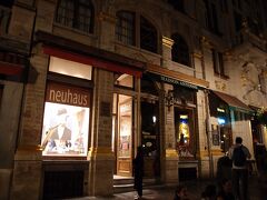 チョコレートショップはどこも比較的遅くまで営業していました。