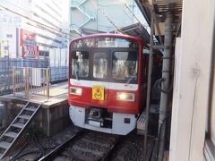 京急川崎駅で下車。大師線に乗り換えます。お正月と言うことでヘッドマーク付きです。