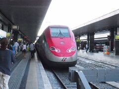 さて、２日目です。イタリア到着日からローマに５泊しました。宿泊したホテルは、ベスト ウエスタン プレミア ホテル ロイヤル サンティナ（http://4travel.jp/os_hotel_tips_each-12363052.html）。テルミニ駅徒歩３分の、かなりよい立地のホテルです。

２日目は、テルミニ駅からナポリへ。
前日はツアーだったのでバスでの移動でしたが、今日は電車で。（往復６９ユーロ、時間を指定すれば少し割安になりました）
７時半初の電車に乗り、１時間ちょっとでナポリに。
当初の目的は、ナポリ国立博物館とポンペイでしたが、電車内で「今日の天気はすごくいいし、青の洞窟に入れるかも？」という話になり、午前中はカプリ島に向かうことに。