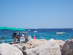 ナポリの港に向かい、フェリーのチケットを購入します。（フェリー会社によりますが、往復約４０ユーロ）
これが全部自分でできちゃったので、昨日も自分たちでナポリまできて、天気に応じて行き先を変えればよかったね。と思いました。

フェリーで１時間かけて、再びカプリ島へ。
前日とは全然違う、地中海に来たー！！！と思えるような、素敵な空と海！