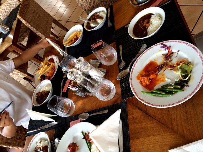 <br />海が、干潮で 引いてしまったので<br /><br />遅めの昼食。<br /><br />クラブメッドでは、<br />朝食、昼食、遅めの昼食、ディナーと<br /><br />全て 料金込みなので、Hotelから出ることなく、<br /><br />ゆっくりのんびりできます。<br /><br />遅めの昼食は、品数は そんなになかったけど、<br /><br />十分 お腹いっぱいになりました。<br />