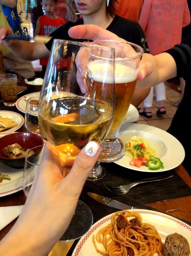 <br />プールでも、いっぱい遊んだら<br /><br />ディナーの時間です〜〜<br /><br />レストランでは、オリオンビールに焼酎、<br /><br />ワインもいただけます。<br />