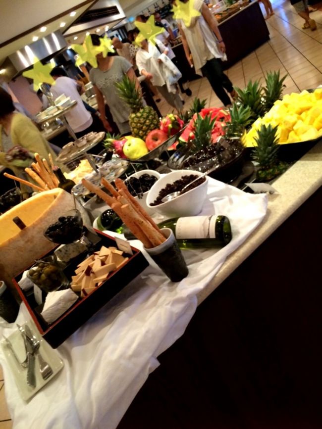 <br />チーズやフルーツも いっぱいあります。