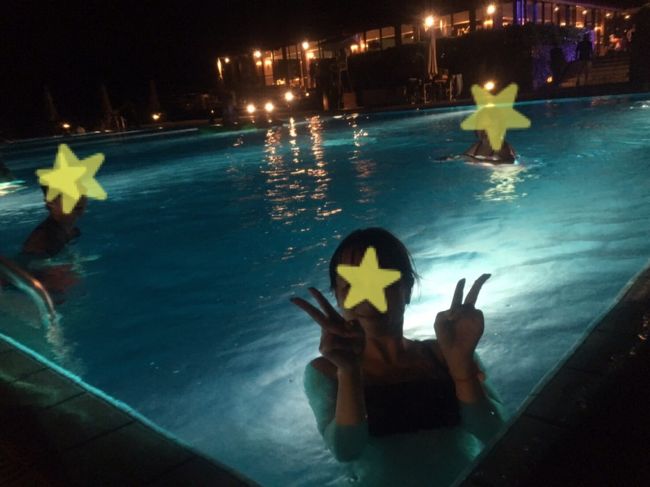<br />いっぱい 食べて飲んだので<br /><br />運動で 夜のプール〜〜<br /><br /><br />ライトアップされてて すっごいキレー<br /><br /><br />子供たちと 鬼ごっこしたりと いい運動になりました。