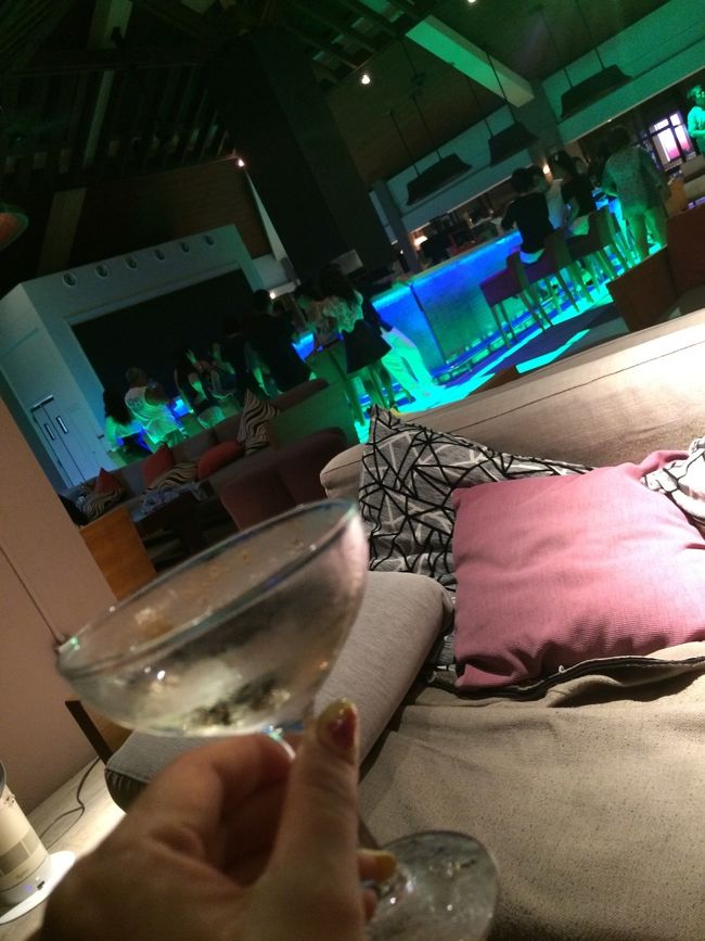 <br />運動の後は ラウンジで一杯…笑<br /><br /><br />夜のラウンジも 雰囲気でててキレー<br /><br />外人さんが多くて 海外気分