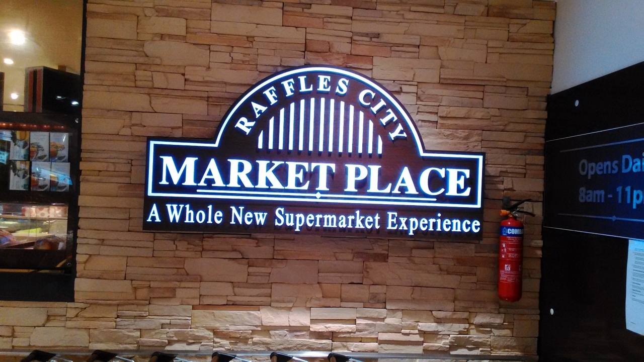 RAFFLES CITYのMarket Place。なかなか高級感漂うスーパーです。こちらも日本語率高いです。