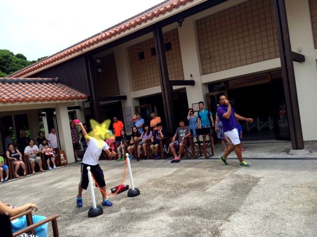 <br /><br />ラウンジ横で、なにやらゲームが<br /><br />はじまったので 子供たちも ちゃっかり参加  笑<br /><br /><br />スタッフに お水をかけたりと、<br /><br />みんな すごい楽しませてくれました。<br /><br />外人さんが多くてフレンドリーな<br /><br />スタッフがほとんどだったので <br /><br />子供たちも、すごい楽しんでました。<br /><br /><br />お世話になりました〜<br /><br /><br />また絶対 泊まりに来るぞー！<br /><br />