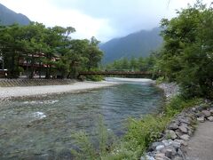 昼間は賑やかな河童橋、早朝は静けさが漂います。