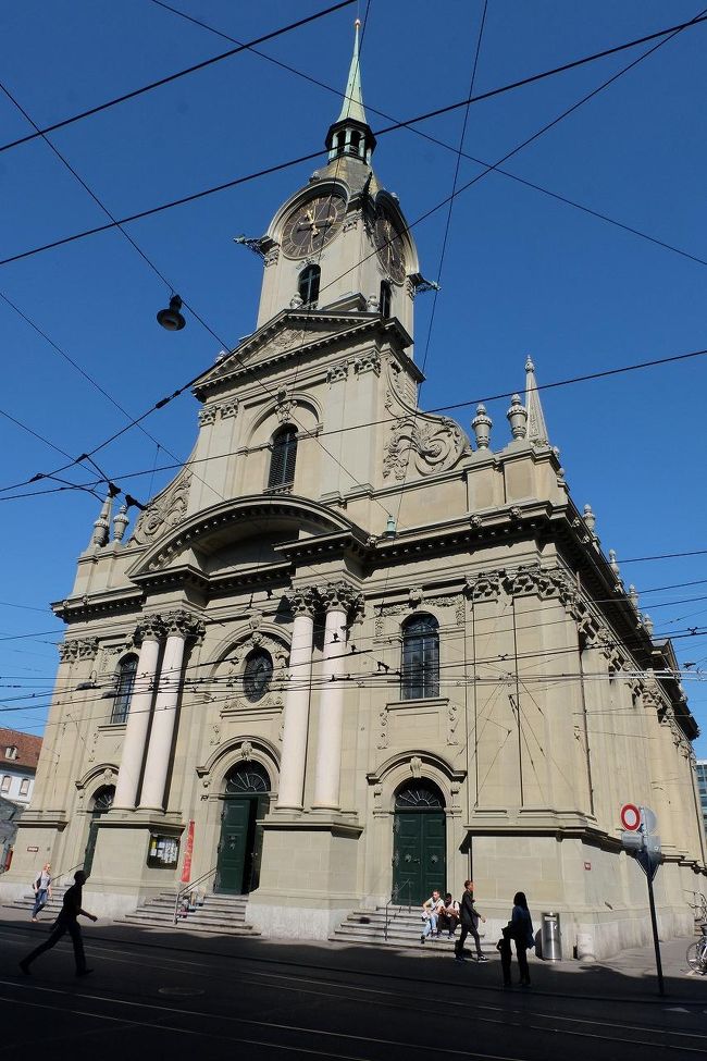 １０：００ちょうどにジュネーブ空港行きのICEに乗ってベルンを目指します。さすがにこの路線は混んでました。４人掛けのボックス席でしたが途中からばあさん３人に囲まれてチョー騒がしかった。<br /><br />ベルンの駅舎到着して、出口を間違って最初別の方向に歩きだしましたがすぐに修正して、聖霊教会にやってきました。先を急ぐために中には入らず、外観写真だけです。<br />ここからがシュピタール通り。ベルンのメインストリート。