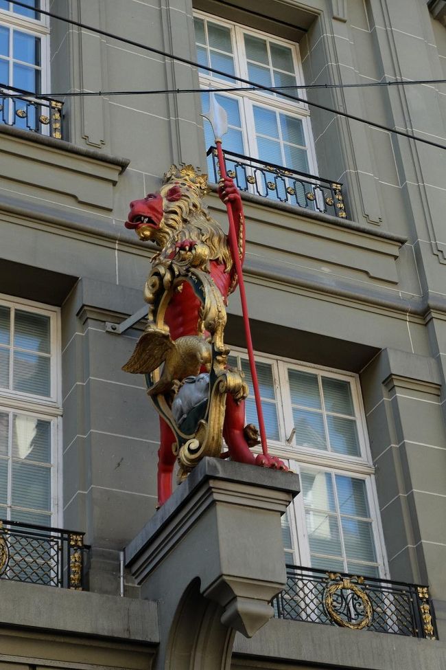 これはお店の看板。赤いライオン。金の鬣。ポケストップになってました。<br />あーきんいろにかがやくこのたてがみ〜このうんめいのあかし〜きみがきみであるために〜