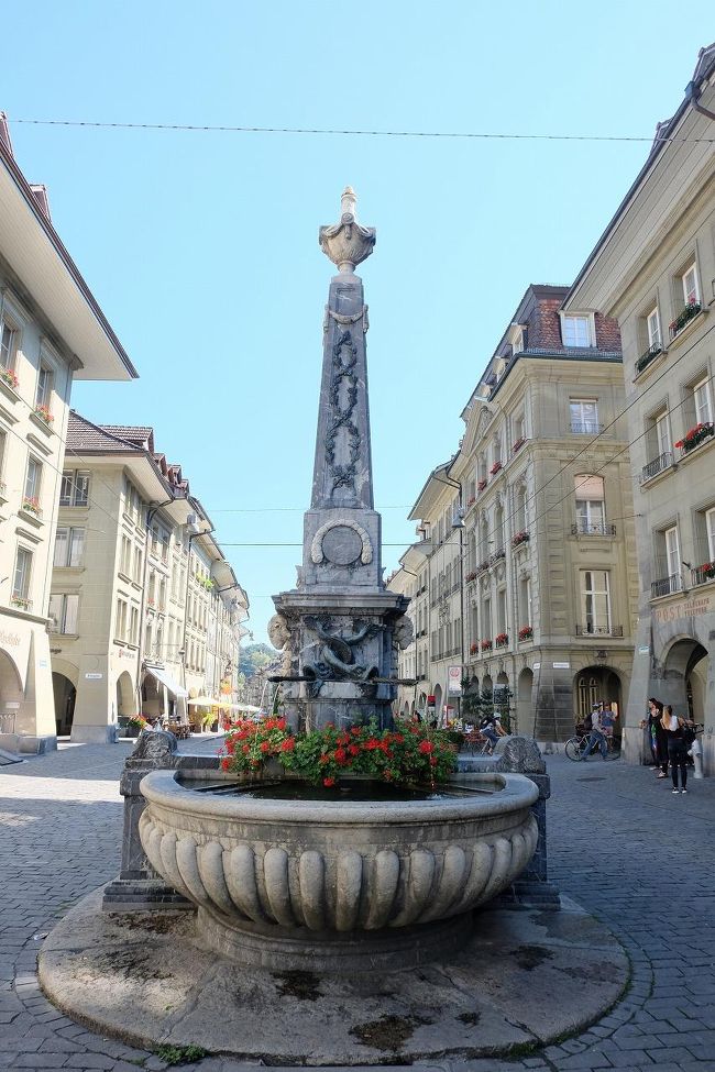 クロイツガッセ泉。シンプル<br />下の方にでかい魚が大きく口を開けていますが、確か中世で描かれるイルカがこんなだった。バルベリーニ広場のトリトーネの噴水とか。