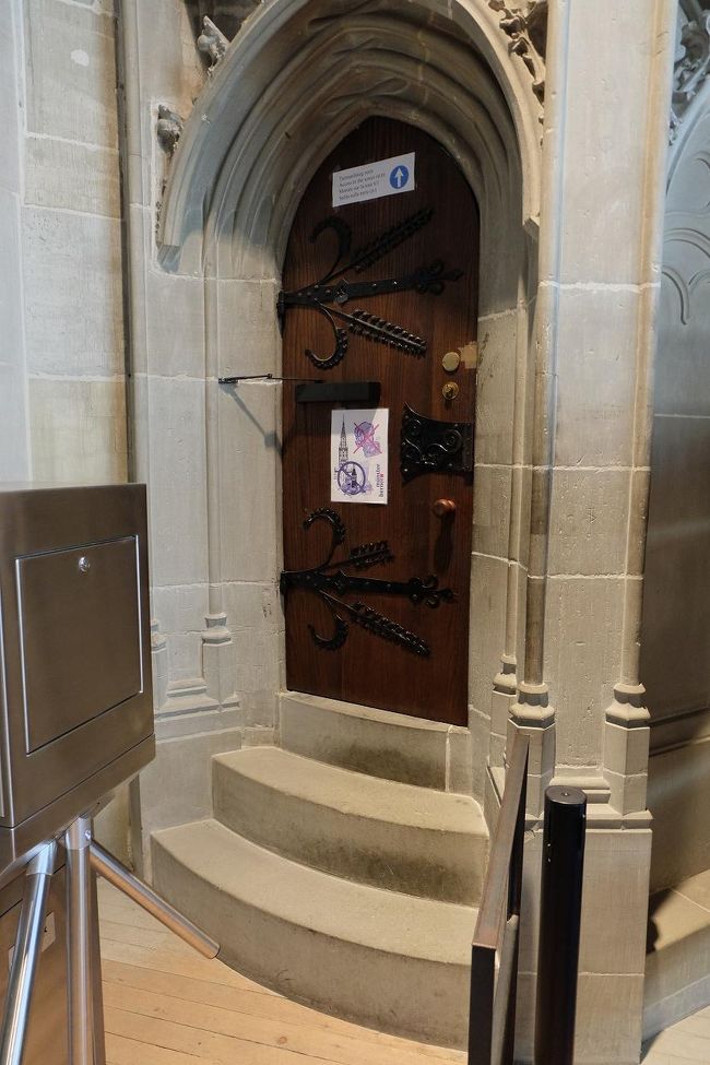 教会内をぐるっと一周して、尖塔に上がってみます。売店でチケット売っています。５CHF。リュックは売店に預けて昇ります。一応トラベルパス見せて割引あるか聞いてみましたが、ここは教会でミュージアムじゃないから、と。当たり前ですね。<br />ここが尖塔の階段の入り口。<br /><br />