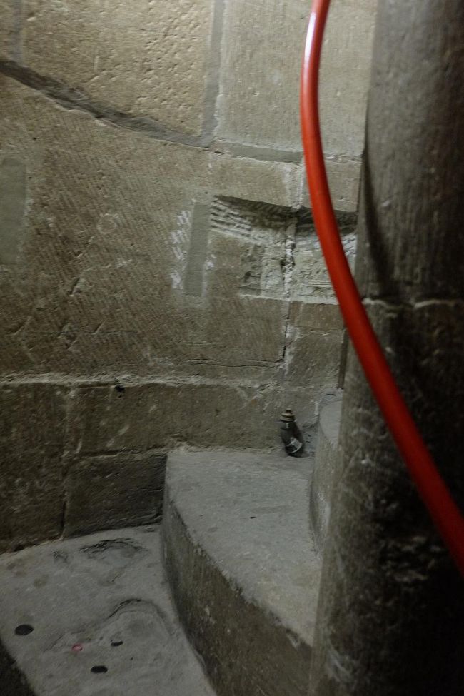 内部は狭く、１人が上がるのがやっと。