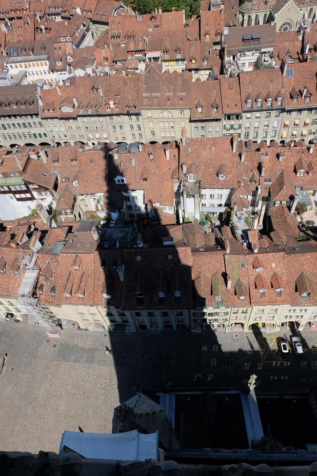 しばし風にあたりながら休憩。<br />平日の１２時台で塔に登っているのは私を含めて４名のみでした<br /><br />下り専用の階段があり、上る人とはかち合わないようになっています。