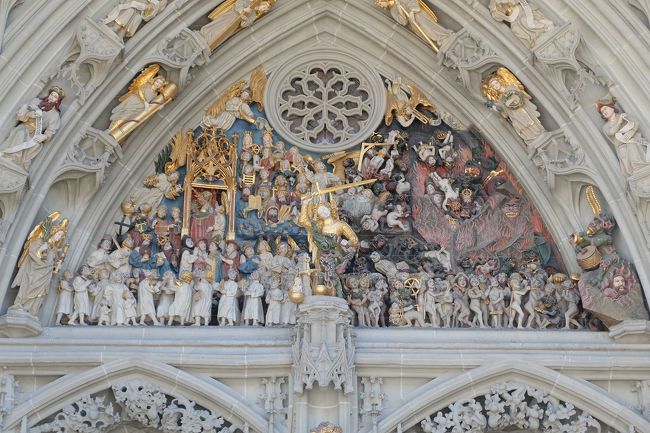 でも外にある彫刻はもちろん撮り放題<br />最後の審判のレリーフ