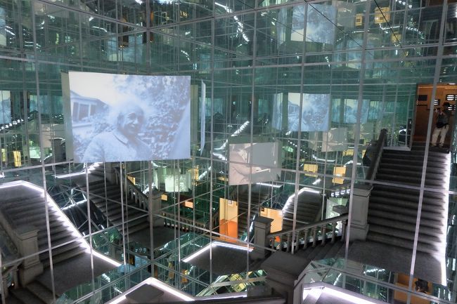 アインシュタイン・ミュージアムの入り口は鏡張りの階段<br />