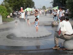 日曜１６時過ぎ。太田川駅前どんでん広場の噴水。本人も最初だけ、ぬれないように気遣う。