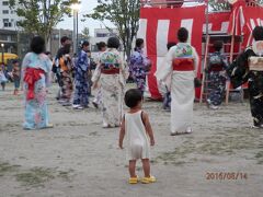 日曜１８時半。孫は母親から離れ、輪の中で踊りだす。らんらんバスはもう無いので電車で帰る。