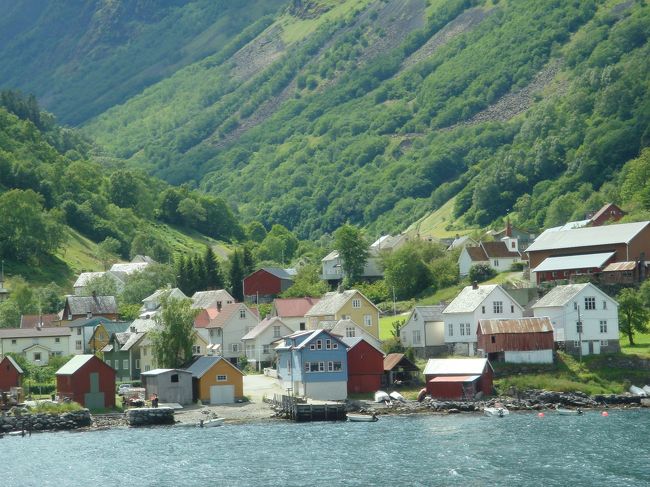 やっぱり絵になる色とりどりの家々。